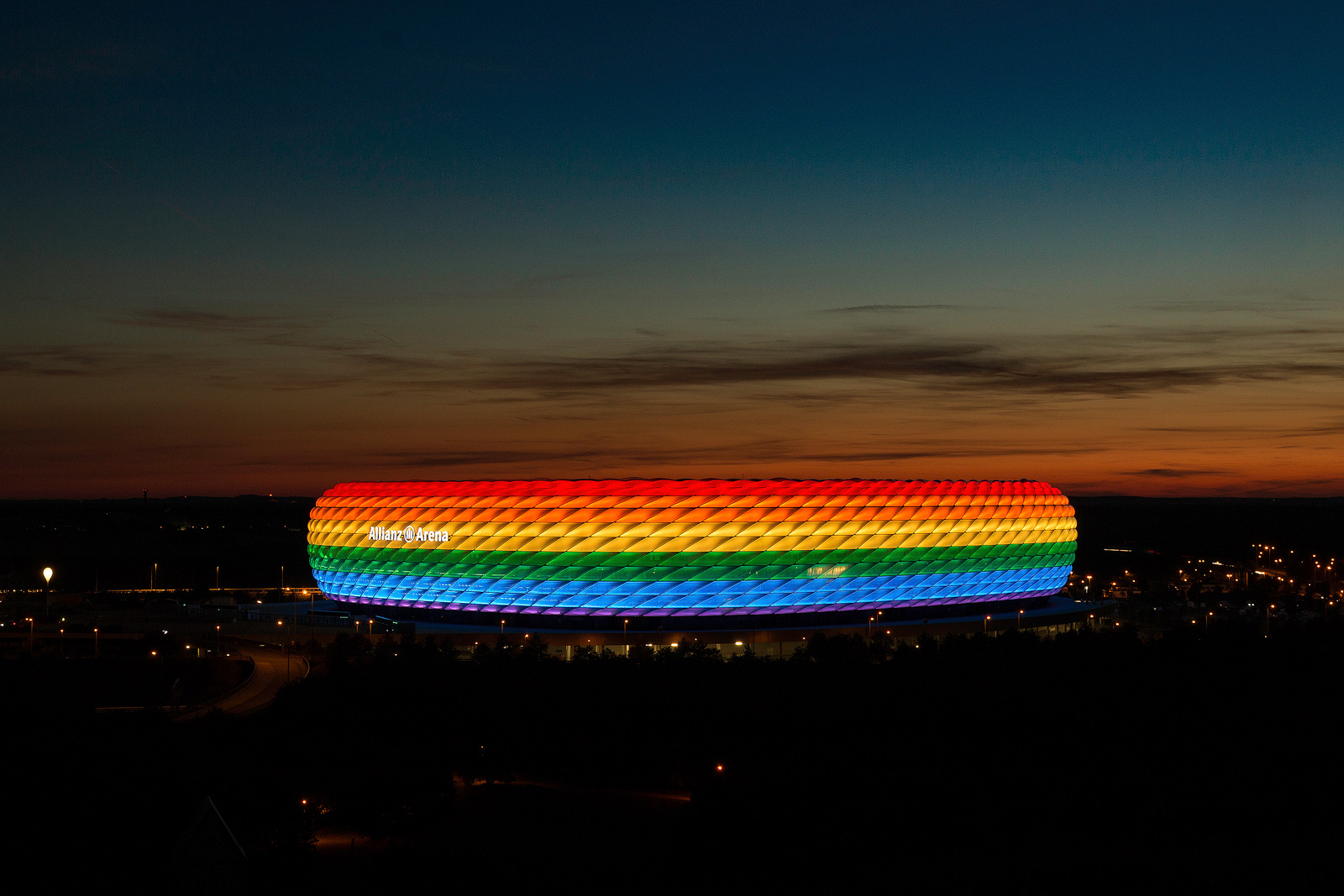 Das Stadion in Regenbogenfarben während des Christopher Street Days in München.