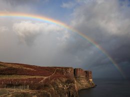 Regenbogen über der Isle of Skye, Schottland